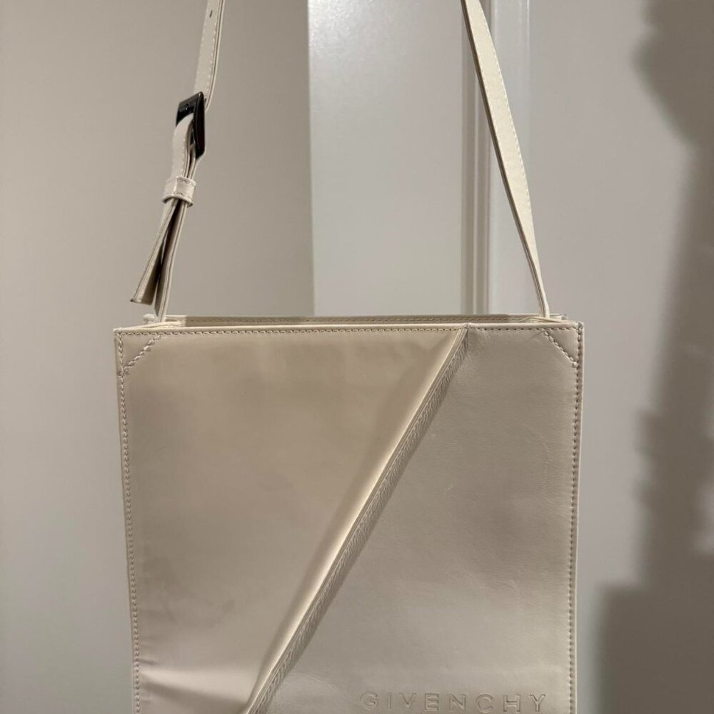 Authentic Vintage Cream/White Givenchy shoulder bag